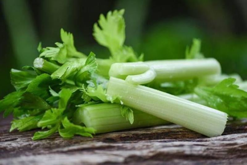 Hinh anh mot ban an com niêu voi nhieu mon rau xanh va canh